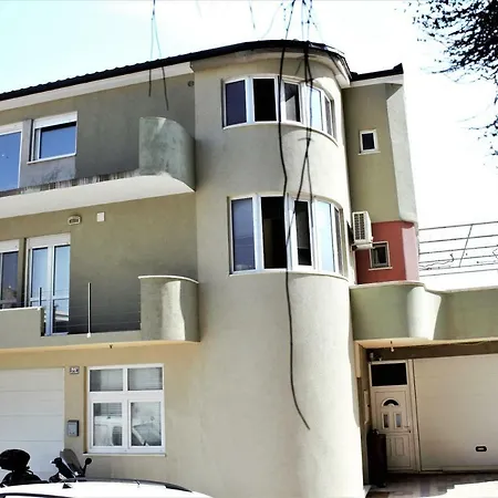 Apartment Rock & Sun Split
